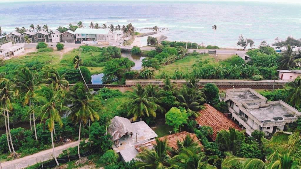 Lotus Surf House Hotel Midigama East Exterior photo