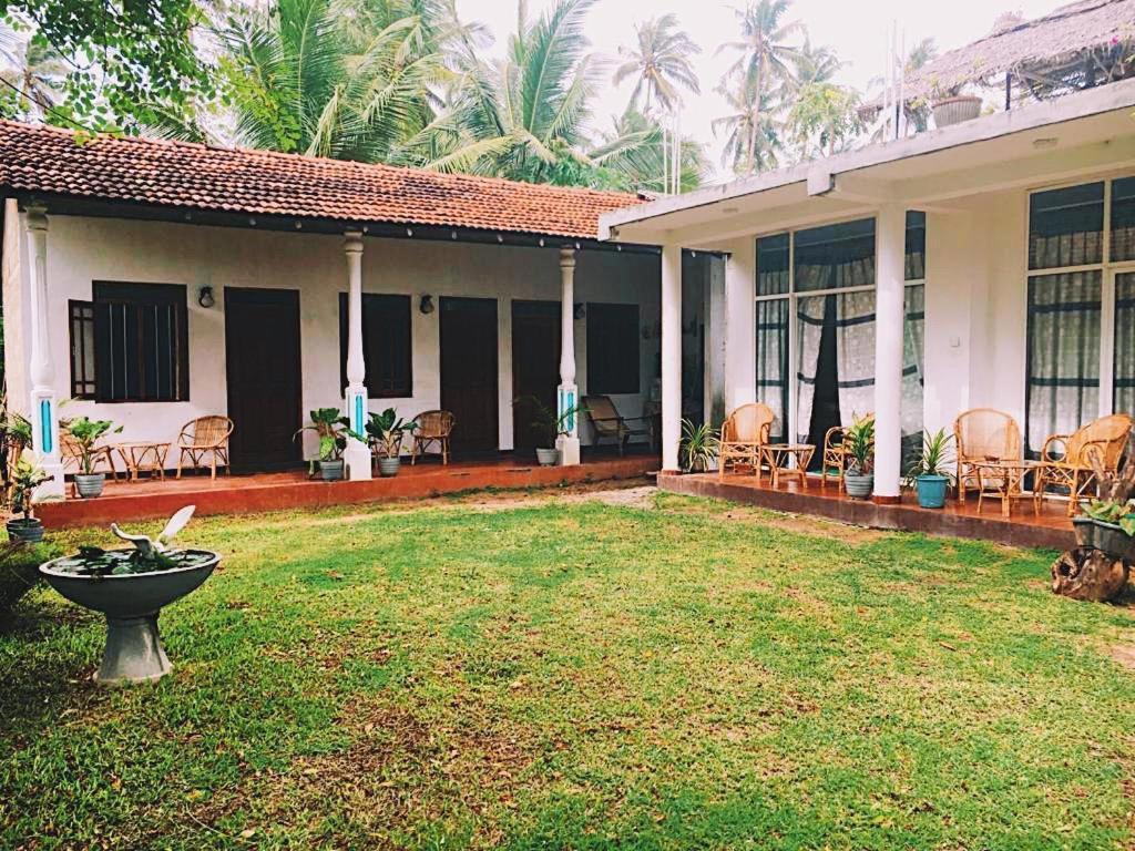 Lotus Surf House Hotel Midigama East Exterior photo